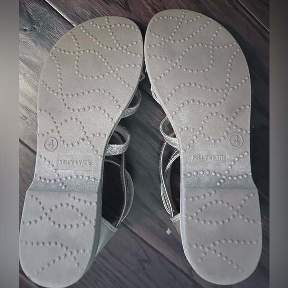 Kelly & Katie sandals size 4 - Picture 3 of 5